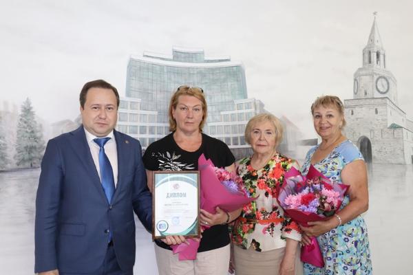 Вручение награды  победительнице  Фотоконкурса Союза пенсионеров России