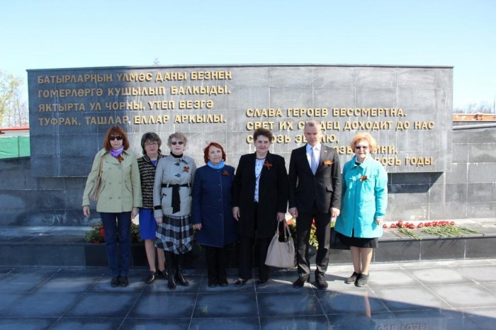 Возложение цветов к стеле «Павшим за Советскую власть» в парке им. Горького, 8 мая 2015