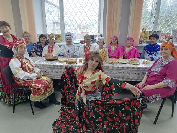 В Центре общения старшего поколения г.Азнакаево прошел показ национальных костюмов