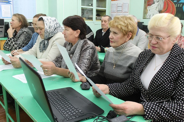 На базе средних школ, дрожжановские пенсионеры проходят обучение компьютерной грамотности