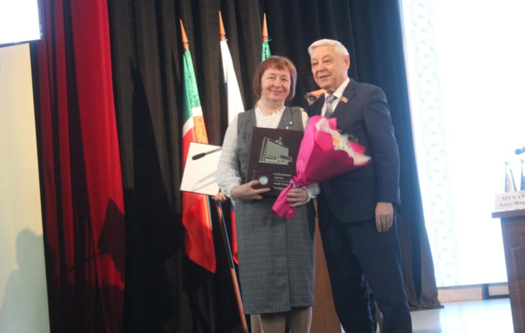 Вручение председателю Арского отделения союза пенсионеров Благодарственного письма