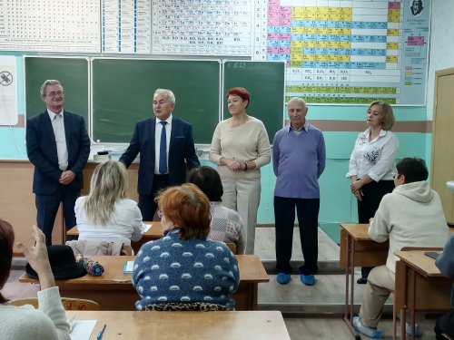 Снова сесть за парту в возрасте 55+? Легко! Никогда не поздно учиться новому и вспоминать школьные знания решили Азнакаевские пенсионеры