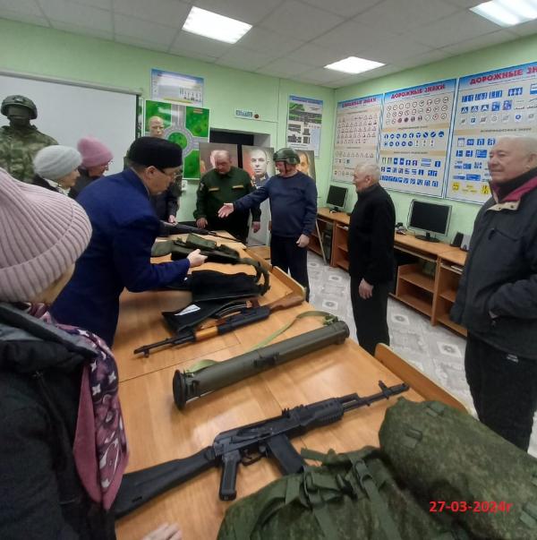 Посещение передвижной выставки «Герои среди нас»