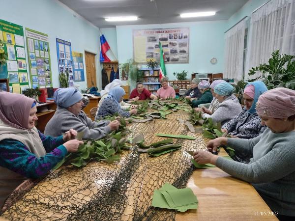 Посильная помощь защитникам от пенсионеров
