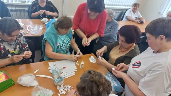  13 февраля в Центре общения старшего поколения прошёл мастер-класс по модульному оригами «Лебедь»