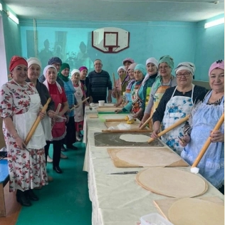 Приготовление домашней лапши для отправки солдатам   