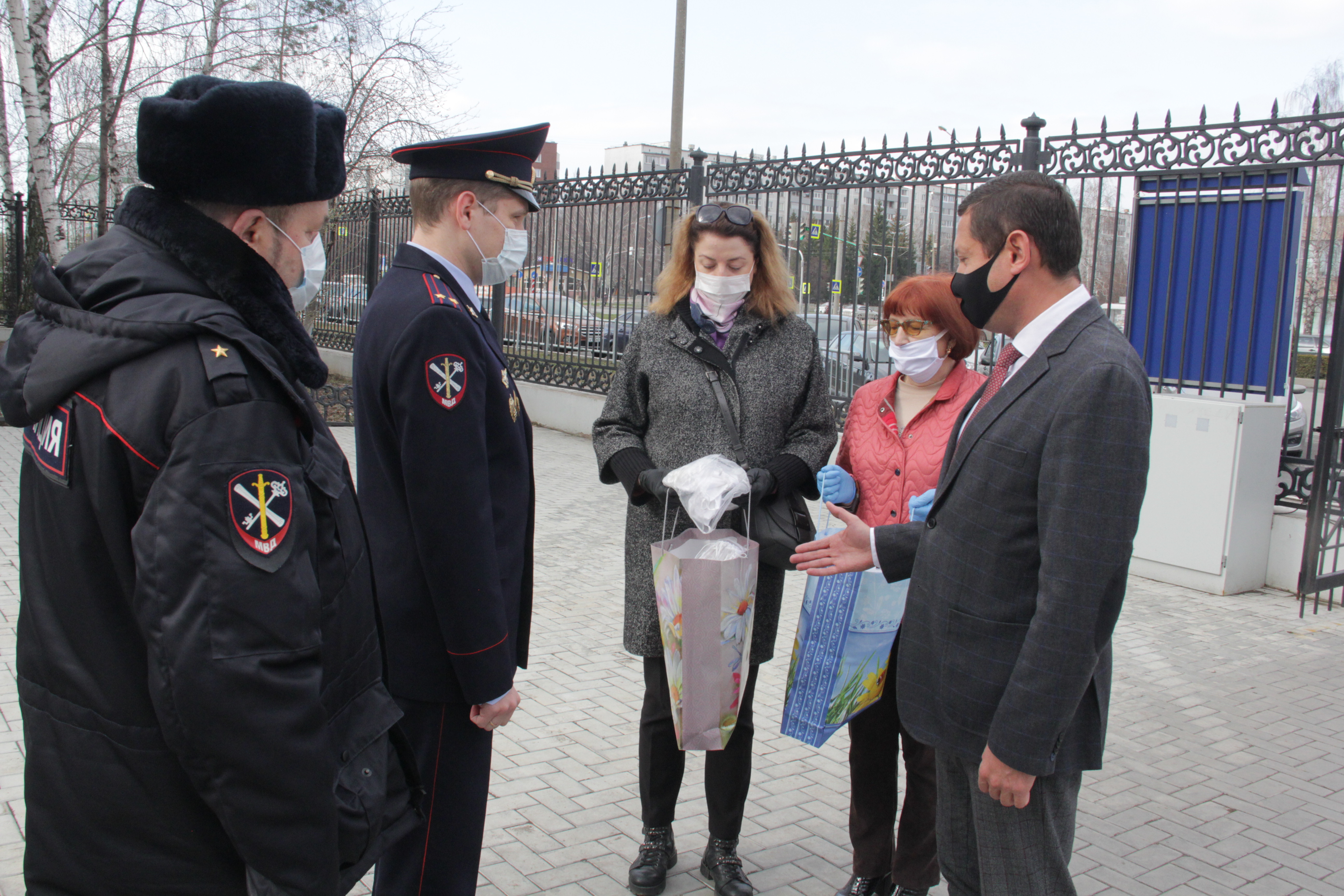 Челнинские активисты «Союза пенсионеров России» организовали пошив защитных масок для стражей порядка