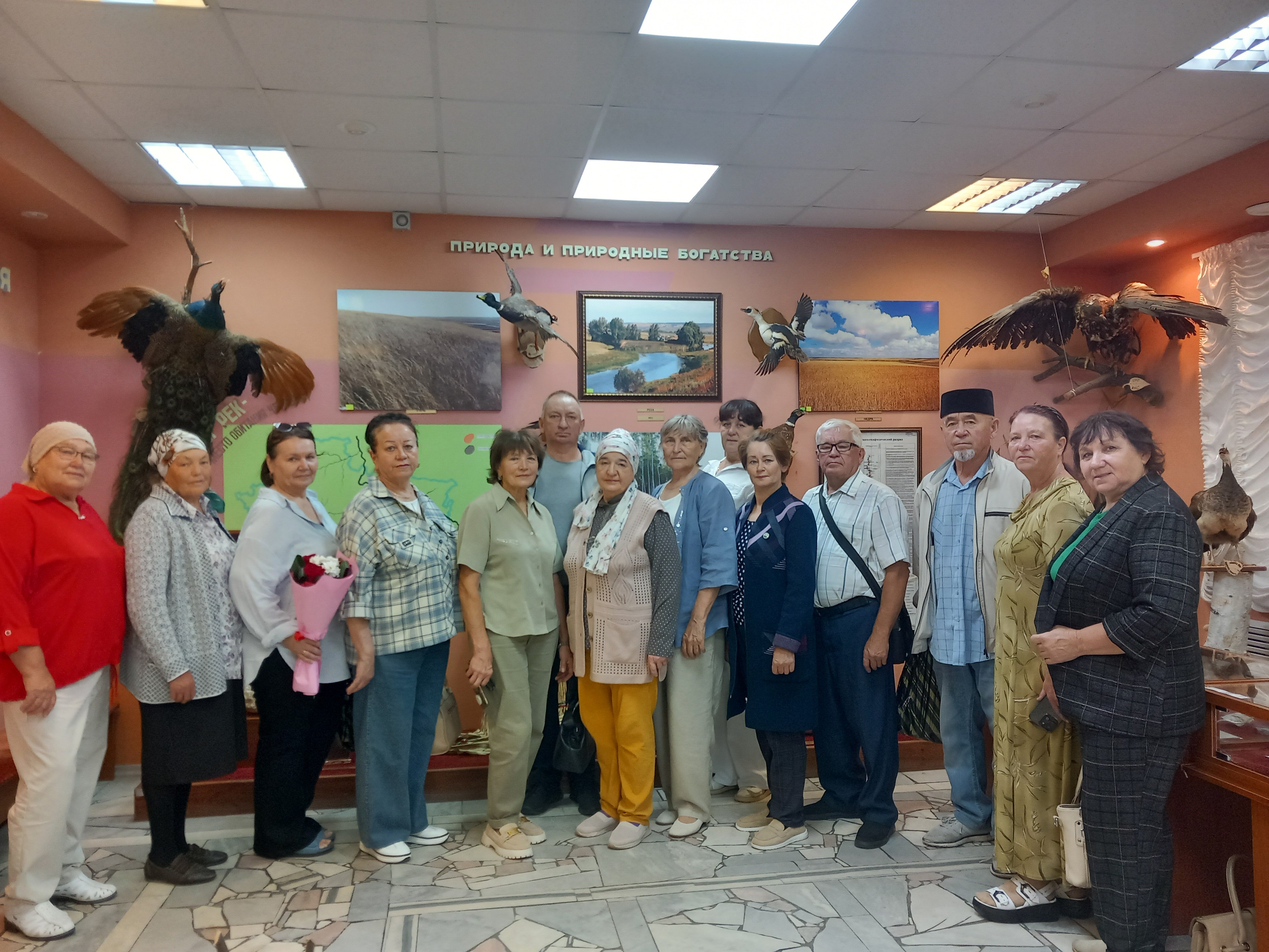 Посещение пенсионерами фотовыставки военных корреспондентов с передовой СВО