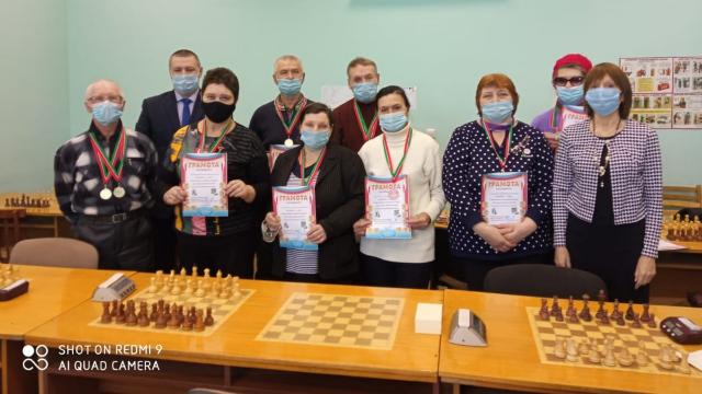 Темпо-турнир по шахматам и шашкам среди людей старшего поколения