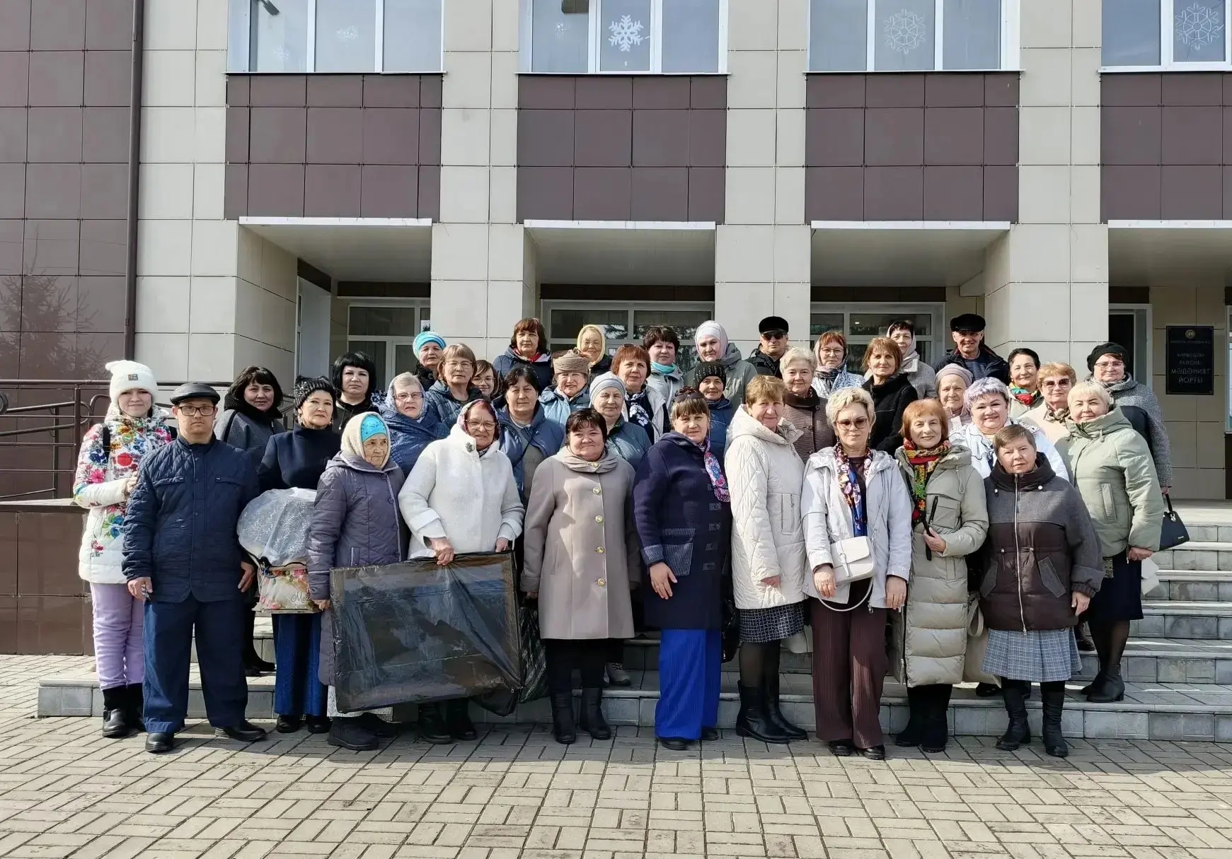 Культурный десант черемшанцев старшего поколения в Альметьевский драматический театр