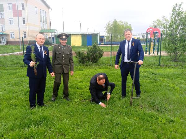 Посадка деревьев «Сад памяти»