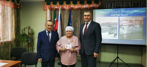 Награждение председателя местного отделения Союза пенсионеров Камско-Устьинского района