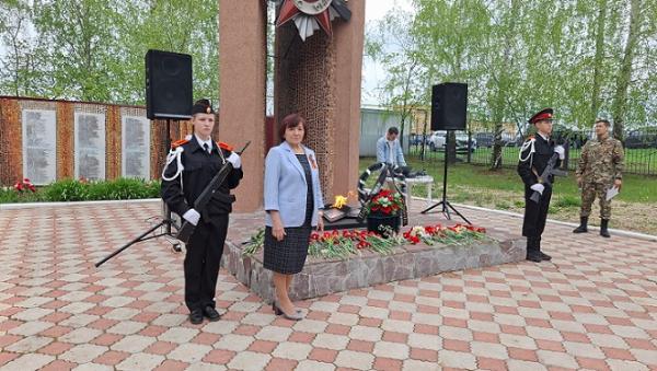 Возложили цветы к памятнику в с.Старое Гришкино