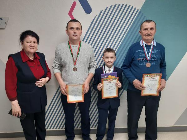 Семья из Дрожжановского района заняла третье место по шахматам 