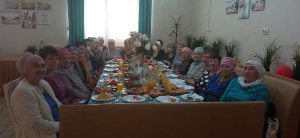 Празднование для пожилых в кафе