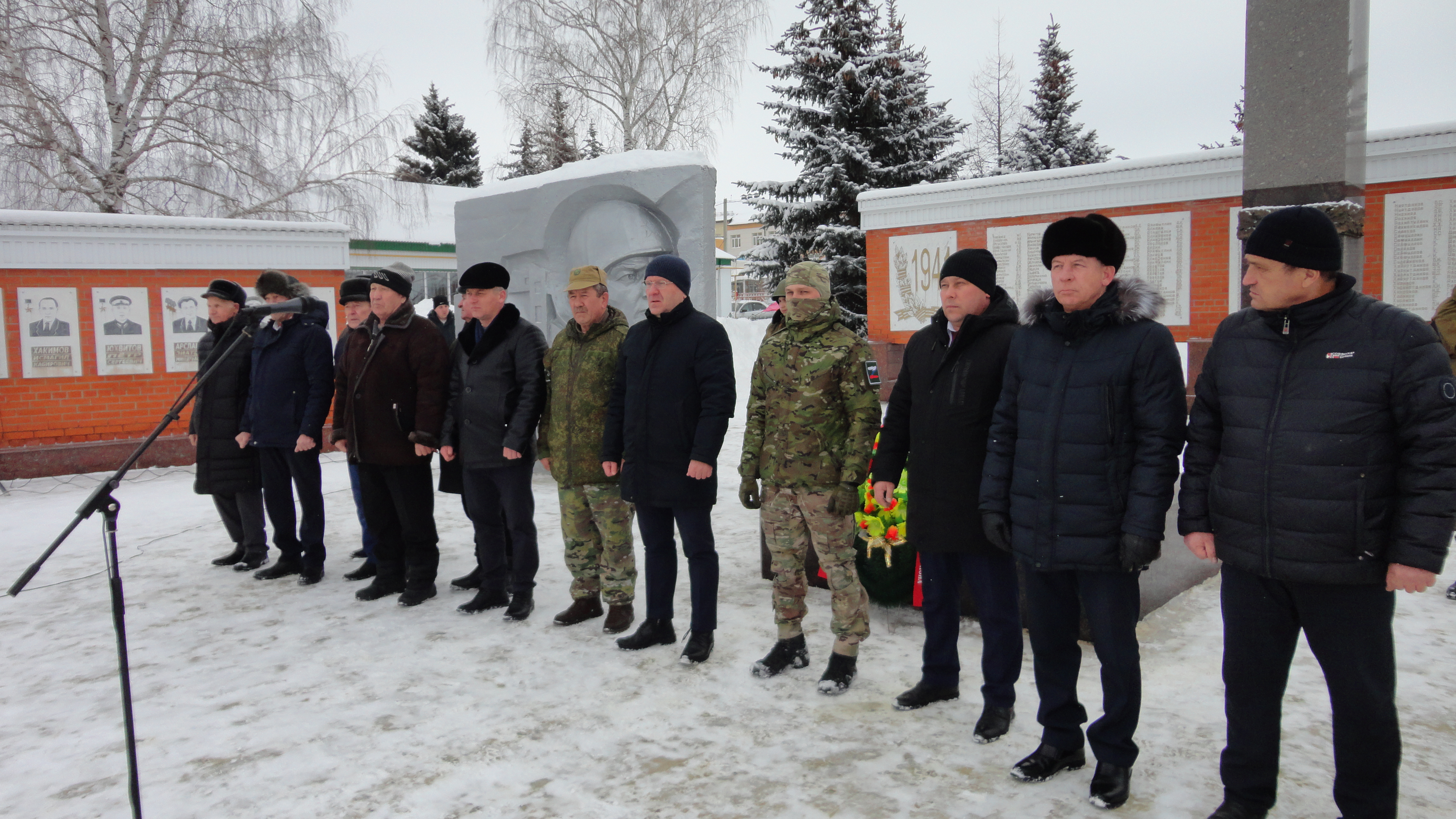 Гордись, Отчизна, славными сынами!