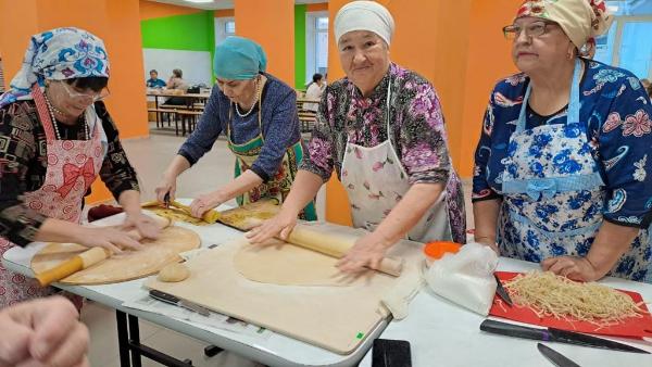 В г.Азнакаево старшее поколение участвовали в акции «Мамина лапша» в поддержку для ребят находящихся на СВО