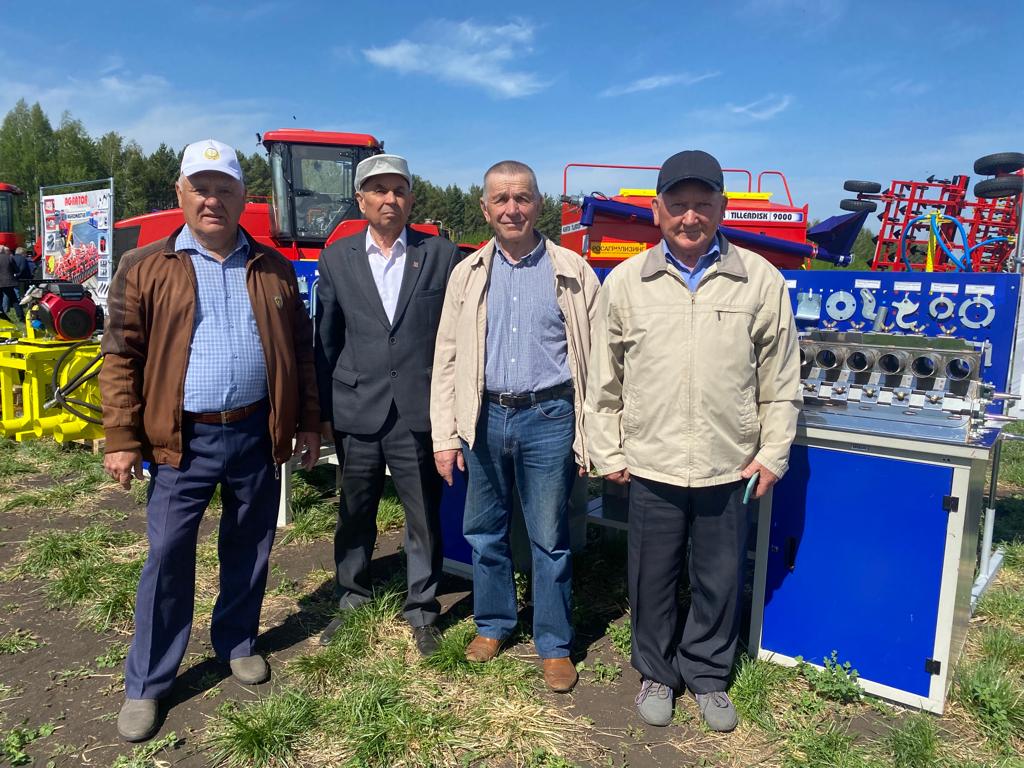 Активисты СПР на выставке сельскохозяйственных машин