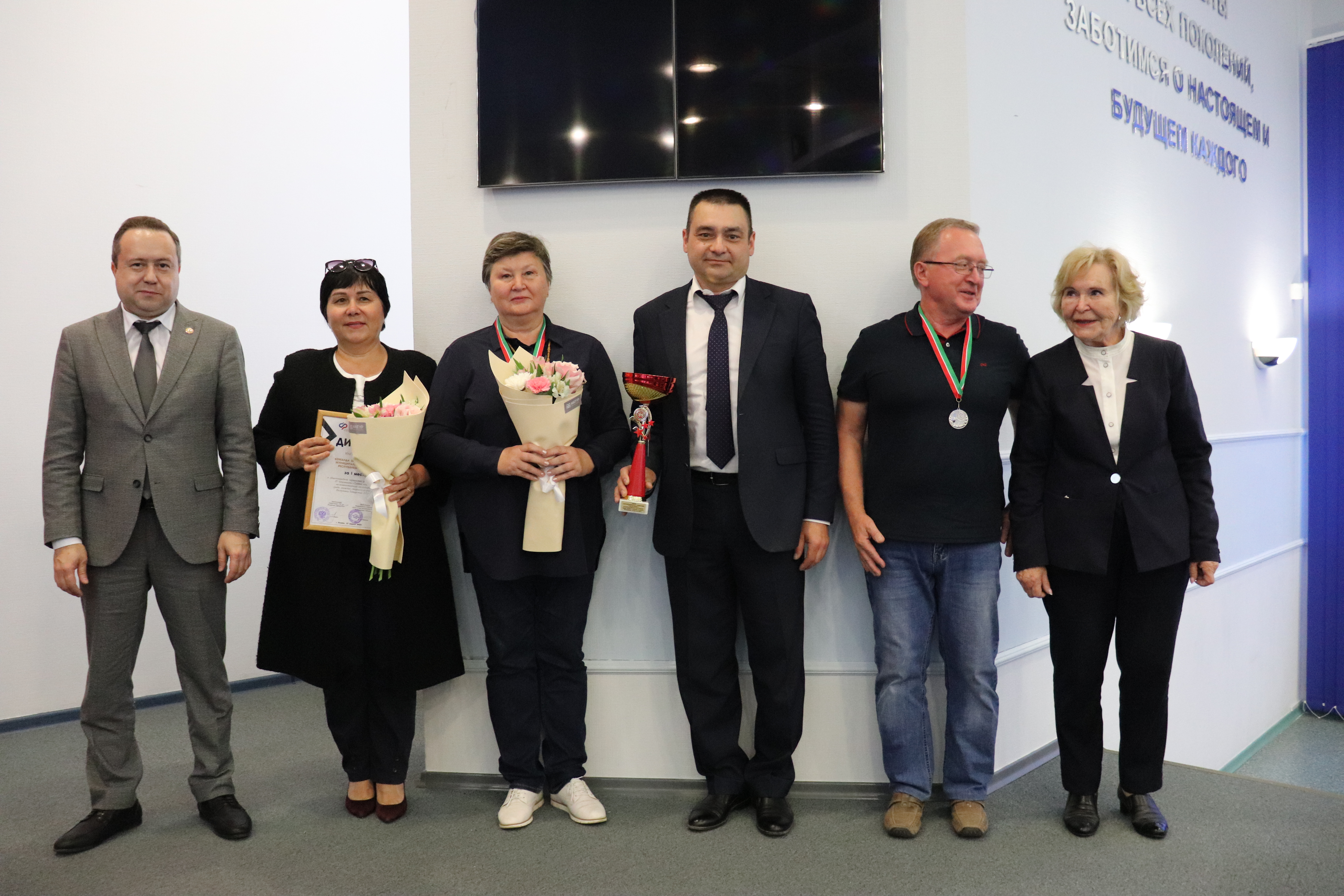 В актовом зале Отделения социального фонда России по Республике Татарстан состоялась торжественная церемония  подведения  итогов IT-Олимпиады по компьютерной грамотности и республиканской олимпиады по финансовой грамотности среди граждан старшего возраста