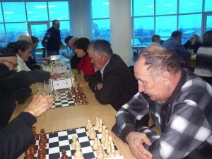 Наши за шахматно-шашечном столом