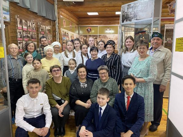 Старшее поколение г.Азнакаево посетили музей в Международный день театра