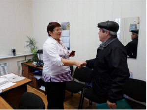 Торжественное вручение пенсионного удостоверения